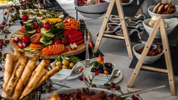 Daily buffet breakfast (EUR 19.90 per person)