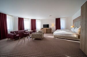 Desk, laptop workspace, iron/ironing board, free WiFi