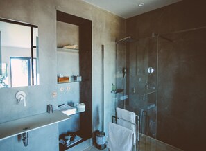 Suite (Ô PIED DES VIGNES) | Badkamer | Gratis toiletartikelen, een haardroger, handdoeken