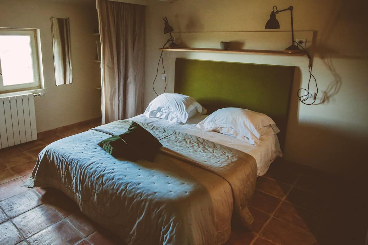 Double Room (Ô PIED DU CYPRÈS) | Desk, free cots/infant beds, free WiFi, individually decorated