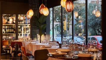 Se sirven desayunos, comidas, cenas y cocina española