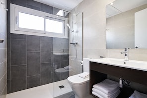 Shower, rainfall showerhead, hair dryer, towels - Aparthotel Augusta Barcelona (Barcelona)