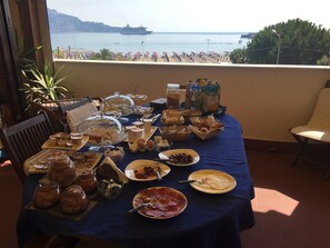 Outdoor dining - B&B Baia delle Sirene (Giardini Naxos)