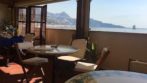 Outdoor dining - B&B Baia delle Sirene (Giardini Naxos)
