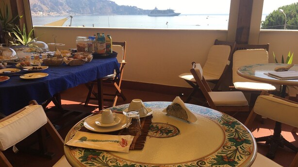 Outdoor dining - B&B Baia delle Sirene (Giardini Naxos)