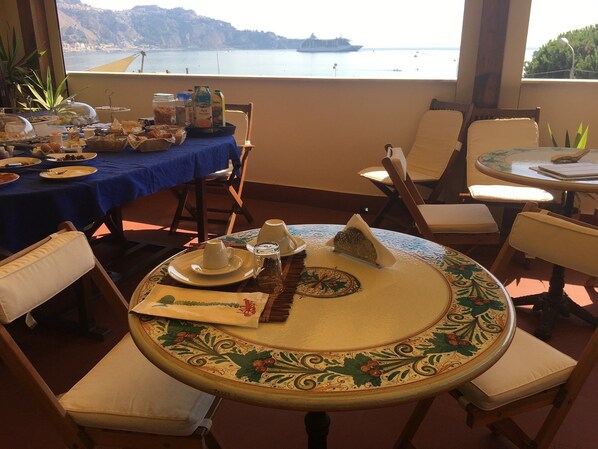 Outdoor dining - B&B Baia delle Sirene (Giardini Naxos)