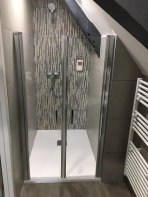 Shower, free toiletries, hair dryer, towels - Le Relais (Saint-Quentin-les-Anges)