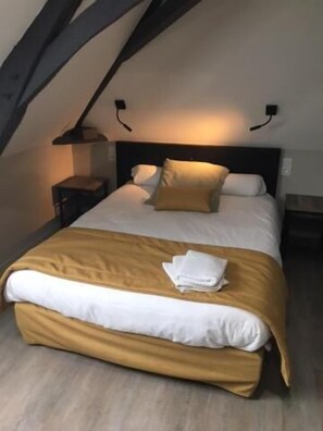 Individually decorated, individually furnished, iron/ironing board - Le Relais (Saint-Quentin-les-Anges)