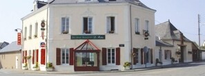 Front of property - Le Relais (Saint-Quentin-les-Anges)