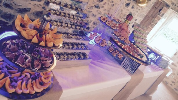 Un buffet proposant une variété de plats présentés sur des plateaux et dans des assiettes.