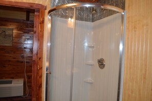 Ducha, secador de pelo, toallas, jabón