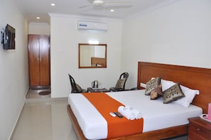 Deluxe Double Room, 1 Queen Bed, Non Smoking | 1 bedroom, in-room safe, iron/ironing board, rollaway beds