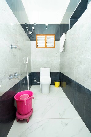 Deluxe-Studiosuite, 2 Schlafzimmer | Badezimmer | Dusche, kostenlose Toilettenartikel, Bademäntel, Handtücher