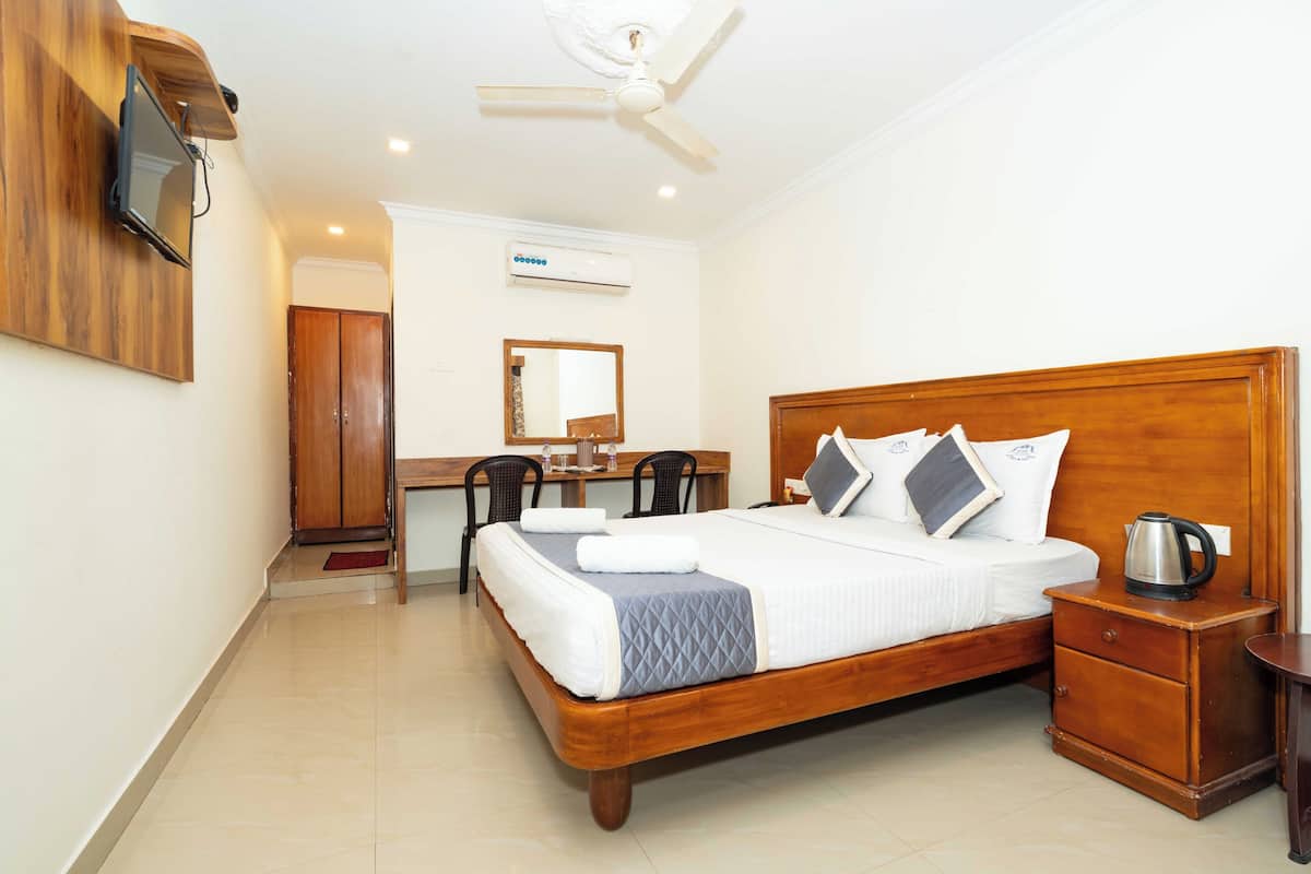 Deluxe Double Room | 1 bedroom, desk, iron/ironing board, free WiFi