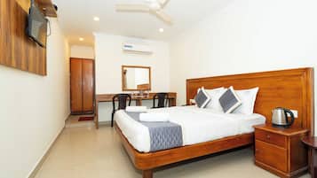 Deluxe Double Room | 1 bedroom, desk, iron/ironing board, free WiFi