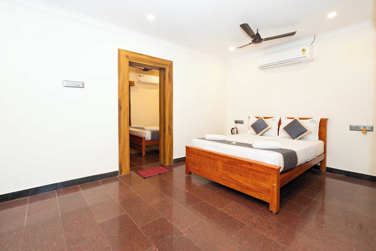 Deluxe Studio Suite, 2 Bedrooms | 1 bedroom, desk, iron/ironing board, free WiFi