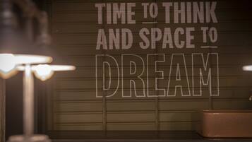Una pared con el texto "TIEMPO PARA REFLEXIONAR Y ESPACIO PARA SOÑAR" en letras grandes.