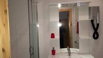 Douche, articles de toilette gratuits, sĂšche-cheveux