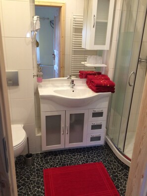 Double or Twin Room | Bathroom | Shower, free toiletries, hair dryer, towels - Pension Zum Bauernstübl (Meerane)