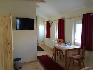 Double or Twin Room | Living area | Flat-screen TV - Pension Zum Bauernstübl (Meerane)
