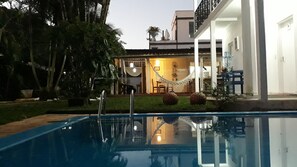 Vista frontal de la propiedad por la tarde o noche