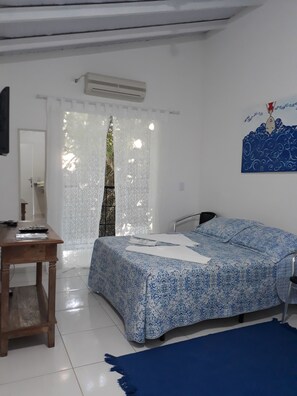 Quarto casal romântico, 1 cama de casal, vista para o jardim | Frigobar, roupa de cama