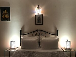 Minibar, in-room safe, individually decorated, individually furnished - Riad Dar Bab Todra (Tinghir)