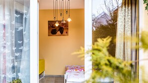 A room with a bed, a painting on the wall, and a window with curtains. - Tripcologne Apartments since 2013 (Cologne)