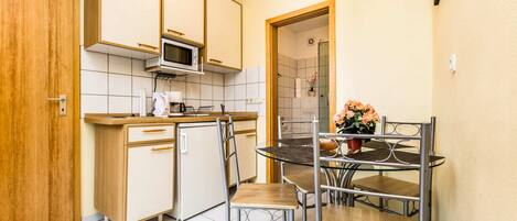 Căn hộ, 2 phòng ngủ, bếp (W3) | Bếp riêng | Tủ lạnh, lò vi sóng