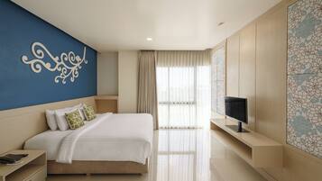 Suite | Minibar, in-room safe, desk, blackout curtains