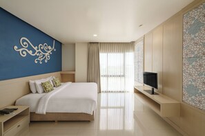 Suite  | 迷你吧、客房内保险箱、办公桌、遮光窗帘