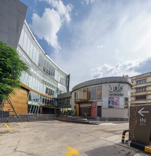 Front of property - Jolly Suites Petkasem (Krathum Baen)
