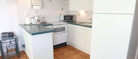 Microwave, oven, dishwasher, coffee/tea maker