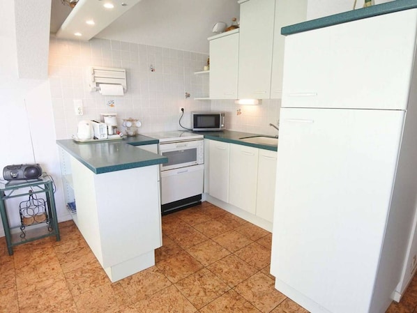 Microwave, oven, dishwasher, coffee/tea maker