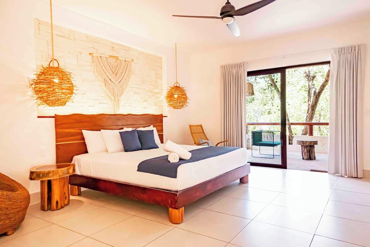 Deluxe Room, 1 King Bed | 1 bedroom, premium bedding, minibar, in-room safe