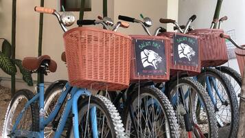 Una hilera de bicicletas con cestas, cada una con un letrero que dice "BALAM BIKE".