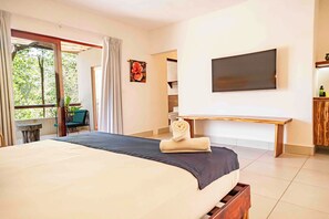 Quarto luxo, 1 cama King | Roupas de cama premium, frigobar, cofres nos quartos