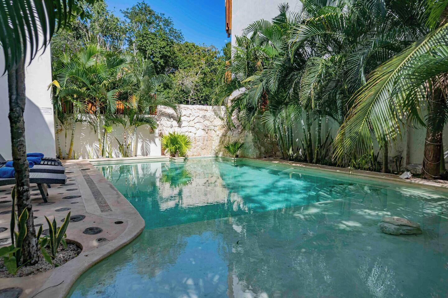 Piscina externa, espreguiçadeiras