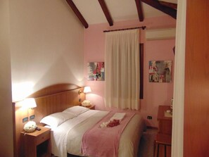 Classic Double or Twin Room | Down comforters, in-room safe, desk, soundproofing - Casa Gaia Venice (Mestre)