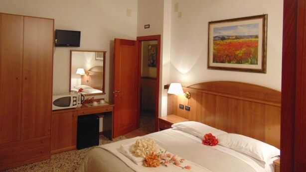 Camera Classic con letto matrimoniale o 2 letti singoli | Copriletto in piuma, una cassaforte in camera, una scrivania
