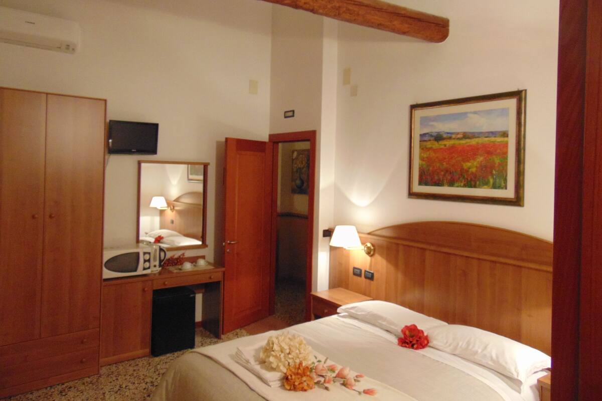 Classic Double or Twin Room | Down comforters, in-room safe, desk, soundproofing