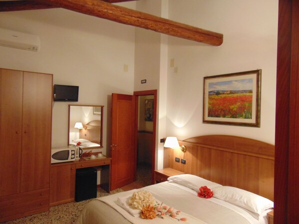 Classic Double or Twin Room | Down comforters, in-room safe, desk, soundproofing - Casa Gaia Venice (Mestre)