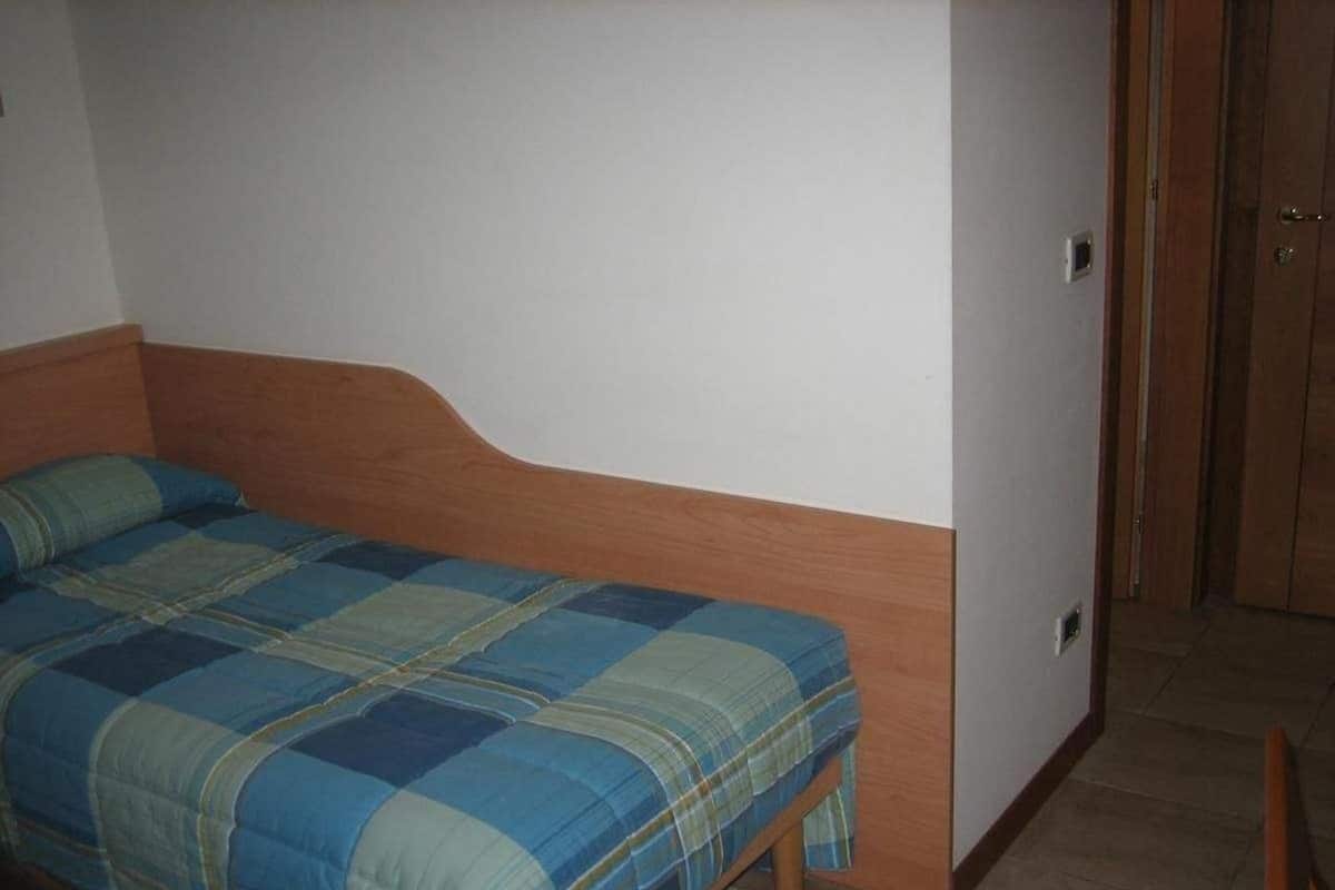 Cubrecamas, caja de seguridad en la habitación y escritorio