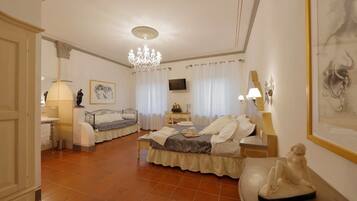 Superior Double or Twin Room (Marietta) | Minibar, individually decorated, individually furnished, desk