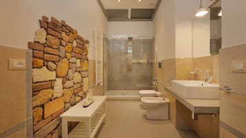 Chambre Quadruple Supérieure (Artemisia) | Salle de bain | Douche, articles de toilette gratuits, sÚche-cheveux, bidet