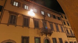 A multi-story building with a balcony on the second floor. - Palazzo Mari Suite & Rooms (Montevarchi)