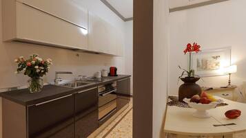 Superior Quadruple Room (Artemisia) | Private kitchen | Stovetop, coffee/tea maker, cookware/dishes/utensils