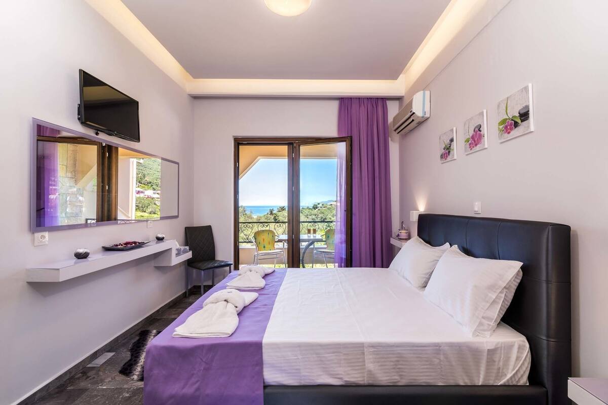 Luxury Studio, Pool View | Hypo-allergenic bedding, in-room safe, individually decorated