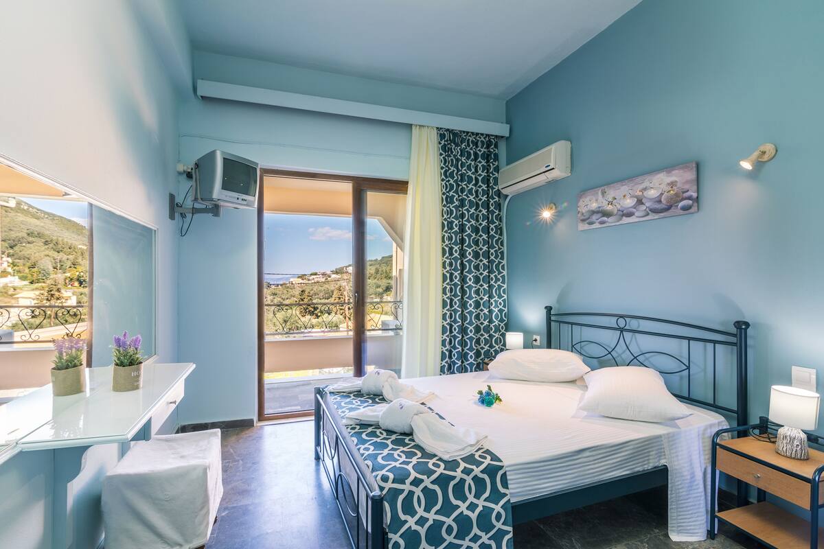 Family Condo, Pool View | Hypo-allergenic bedding, in-room safe, individually decorated