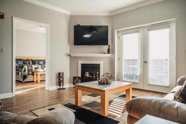 TV - MVC - Sweet Penthouse - 2 FREE Attraction Tickets with EACH night Stay Including Dollywood (Pigeon Forge)